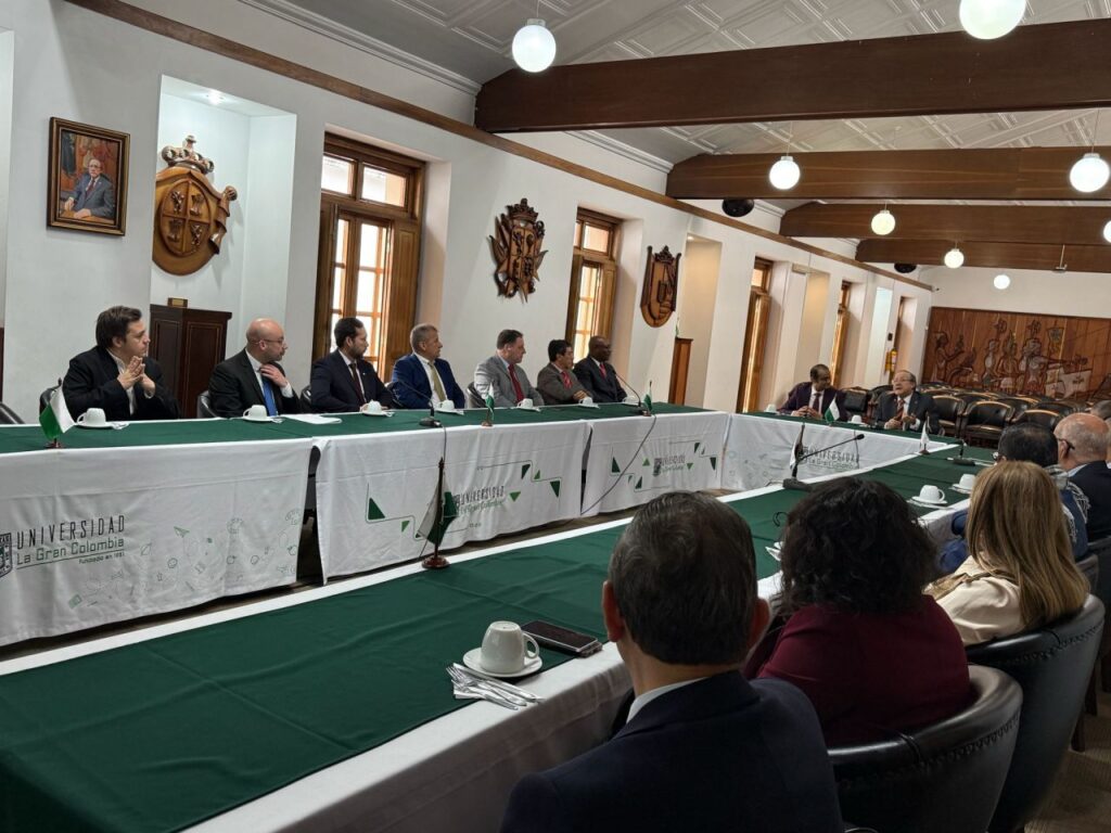 Transformación Grancolombiana working session at Universidad La Gran Colombia